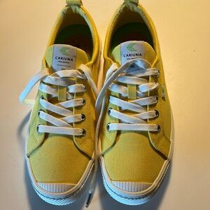 Cariuma OCA Low, size Women’s 9. Handcrafted canvas, 100% cork insoles